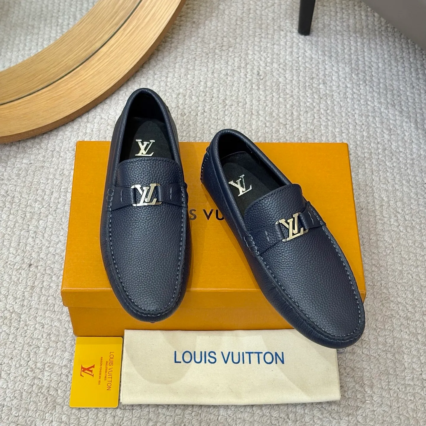 Men's men's shoes 💰420 (Yangli) LV 2⃣️0⃣️2⃣️5️⃣Spring and summer counter GLORIA series models ✈️Original factory special leather production, original last type. A classic driving slip-on casual shoe that shows an elegant style with exquisite craftsmanship details such as Monogram embossing all over the upper🌀Italian imported calfskin fabric Sheepskin foot pads➕Inside～Private mold replica sole Unique style Comfortable driving slip-on Size: 4-12 (38-46) Comes with [Counter packaging: original box, wrapping paper, card, instruction manual, shoehorn, cloth bag] No pressure to enter and leave the counter!